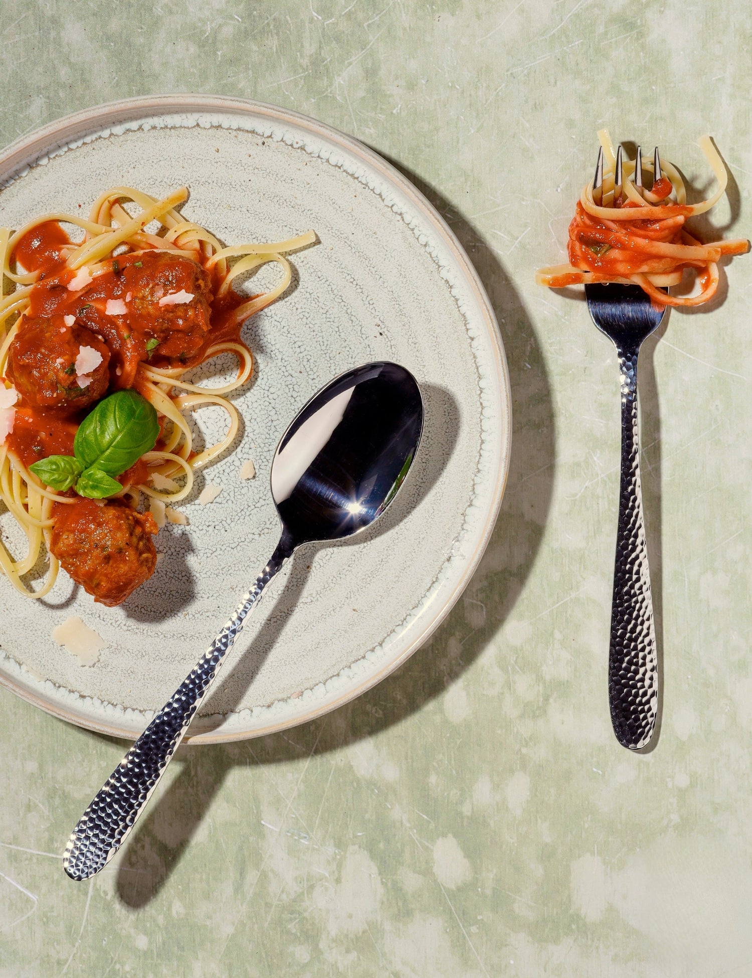 Spaghetti med kødboller serveret på en beige Cameo-tallerken fra S&P. Tallerkenens reaktive glasur fremhæver det enkle, men luksuriøse design.