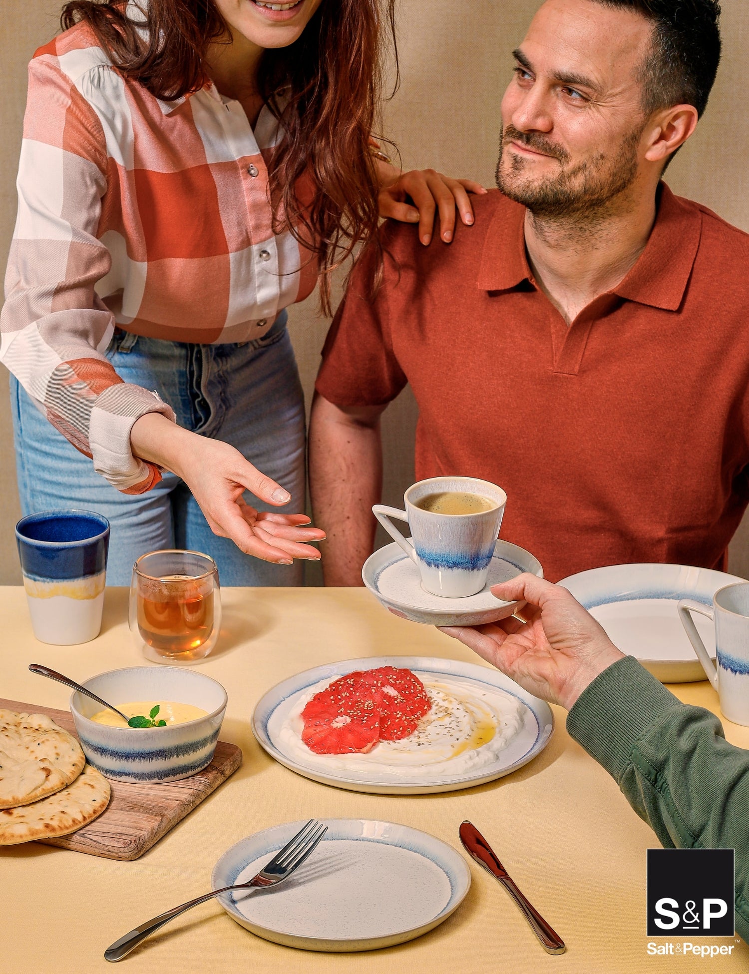 Venner rundt om et morgenbord med Flow-service i blå nuancer, perfekt til tapas og daglig hygge. Reaktiv glasur giver et spændende farvespil.