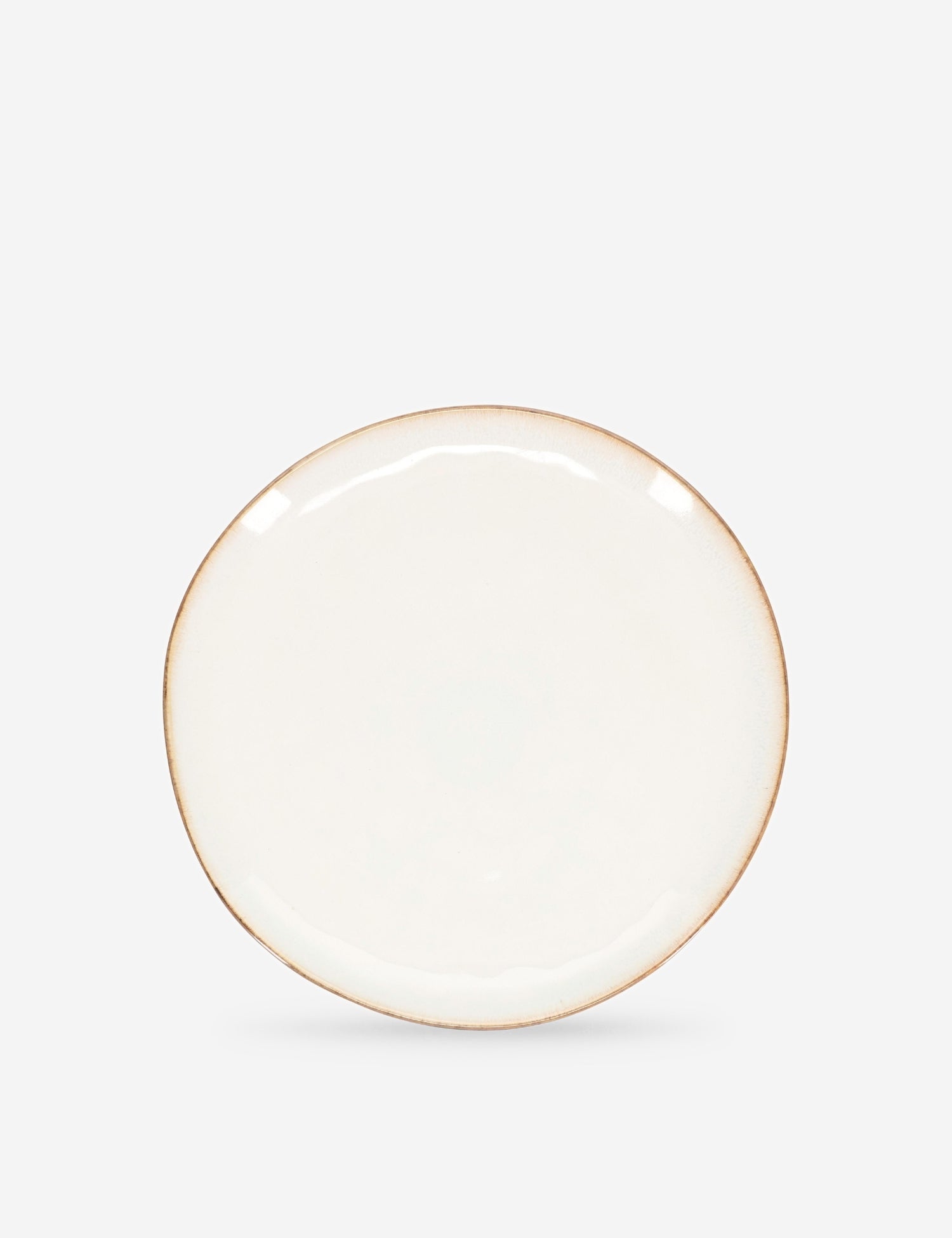 Coupeformet 28 cm tallerken fra White Artisan-serien i offwhite stentøj med reaktiv glasur, topvisning.